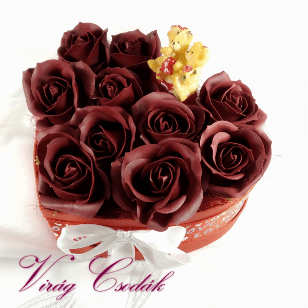 Bordó szappanrózsából készült virágbox szerelmes maci párral - Valentin napi ajándék - Virág Csodák