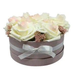 Krémszínű habrózsa virágbox (23 cm)